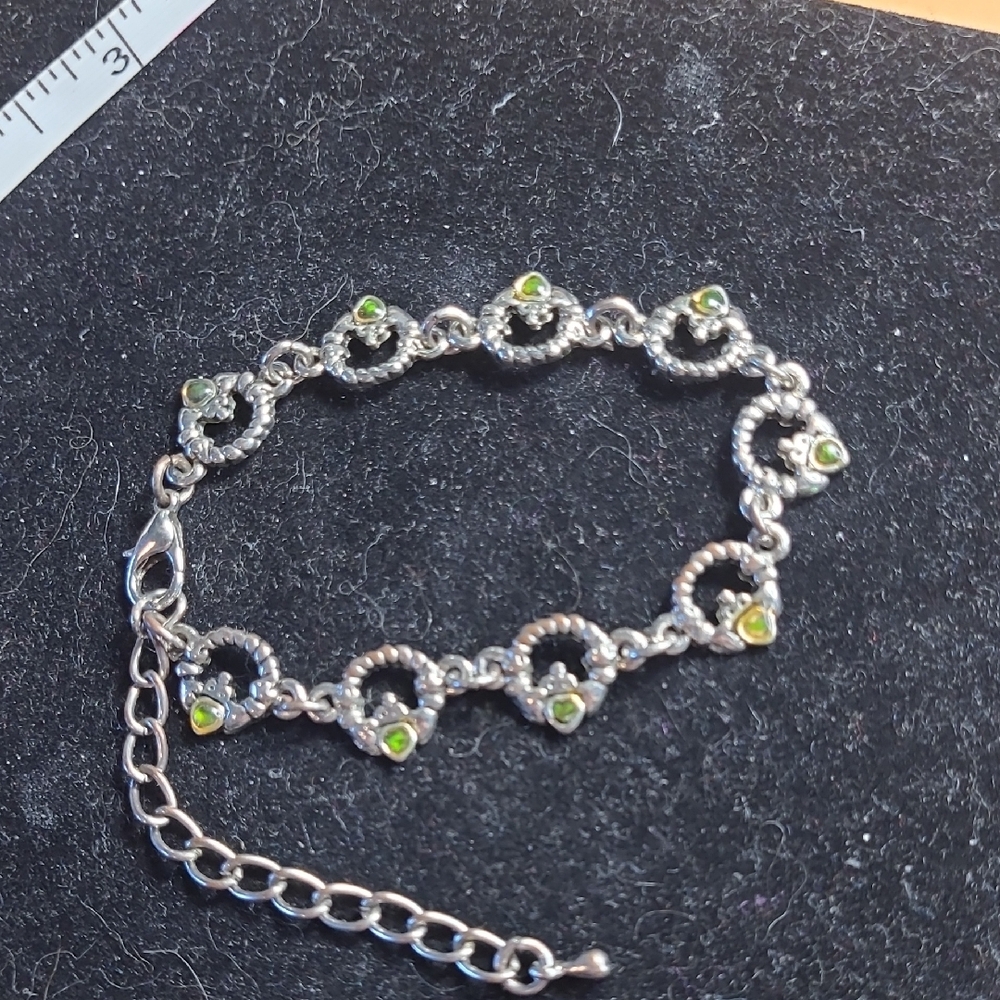Chic Silver Bracelet with Green Highlights